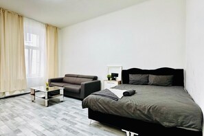 1 habitación, tabla de planchar con plancha y ropa de cama 