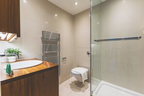 Apartment | Bathroom | Free toiletries, hair dryer, towels, soap