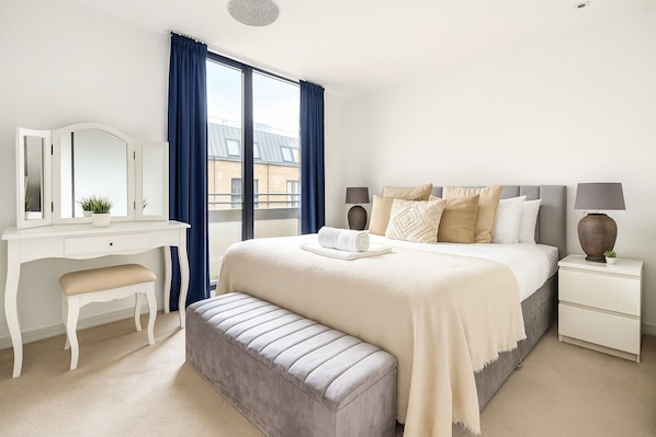 Apartment | Iron/ironing board, free WiFi - Spacious 3 Bedroom Flat in Kensington (London)