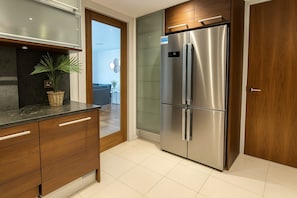 Apartment | Private kitchen | Fridge, microwave, oven, stovetop - Spacious 3 Bedroom Flat in Kensington (London)