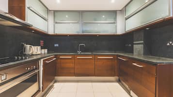 Apartamento | Cozinha privada | Geladeira, micro-ondas, fogão, cooktop