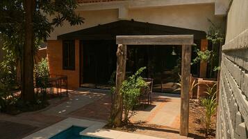 Kamar, 1 kamar tidur, patio, pemandangan kolam renang | Kolam renang | Kolam renang outdoor