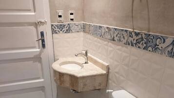 Apartment, 1 Bedroom, Smoking | Bathroom