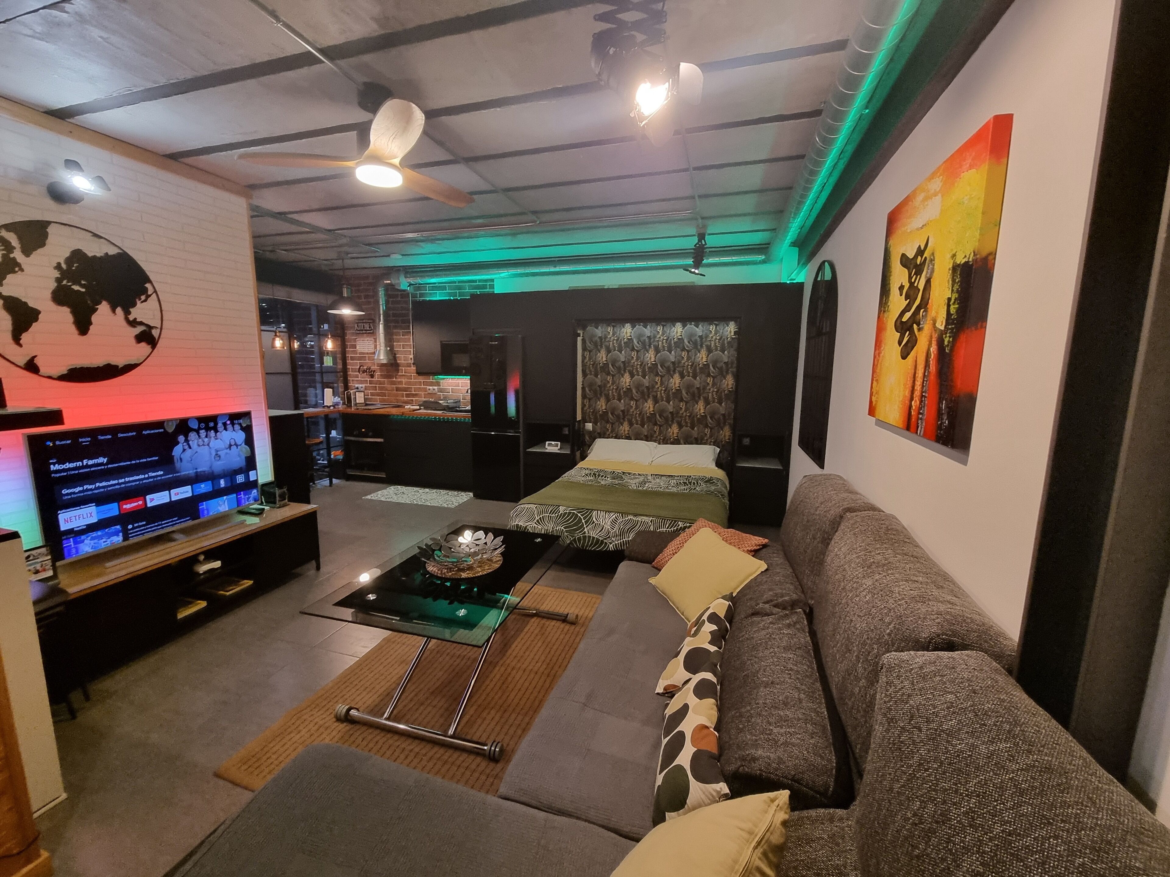 1 habitación, tabla de planchar con plancha, internet y ropa de cama 