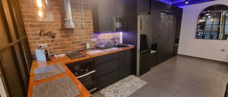 Four Ă micro-ondes, un four, surface de cuisson