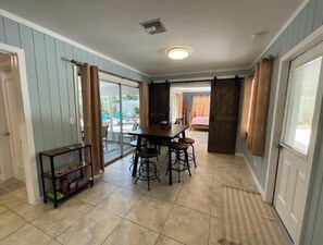 3 bedrooms, Internet, bed sheets - Coastal Getaway in Quiet Neighborhood Near Beach (Sarasota)