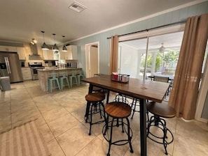 Dining - Coastal Getaway in Quiet Neighborhood Near Beach (Sarasota)