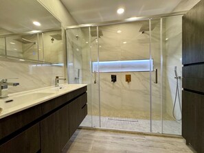 Dusche, Haartrockner, Handtücher, Toilettenpapier