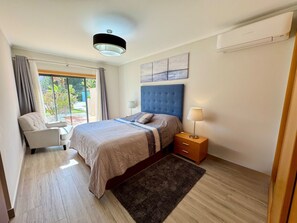 2 chambres, bureau, fer et planche à repasser, lit parapluie