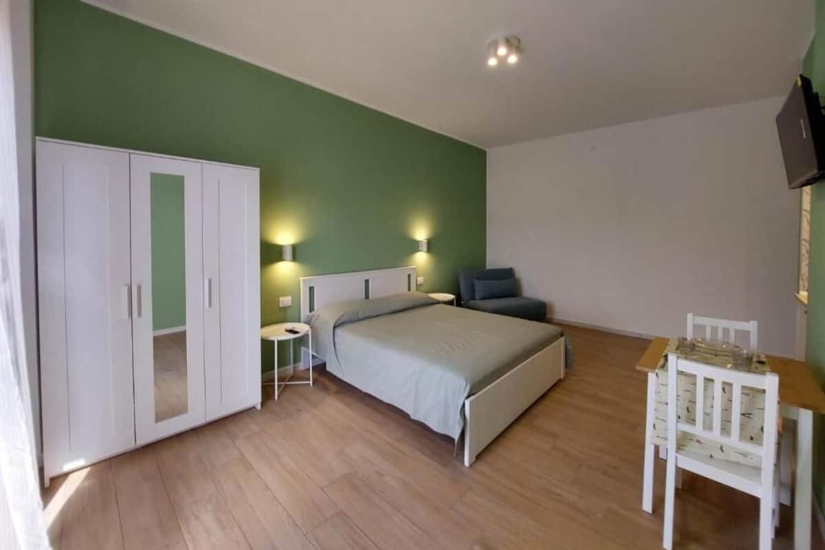 Iron/ironing board, free WiFi, bed sheets