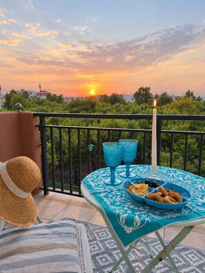 A balcony with a table set for a meal, overlooking a sunset. - Ricomincio da Polignano (Polignano a Mare)