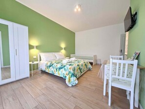 Monolocale, balcone, vista parco | Ferro/asse da stiro, culle/letti per bambini (gratuiti), Wi-Fi gratuito