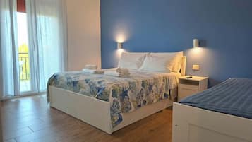 Appartamento, balcone, vista parco | Copriletto in piuma, ferro/asse da stiro, culla da viaggio