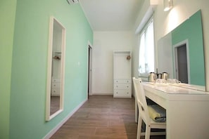 A room with a long hallway, a white vanity with a mirror, and a window. - Ricomincio da Polignano (Polignano a Mare)