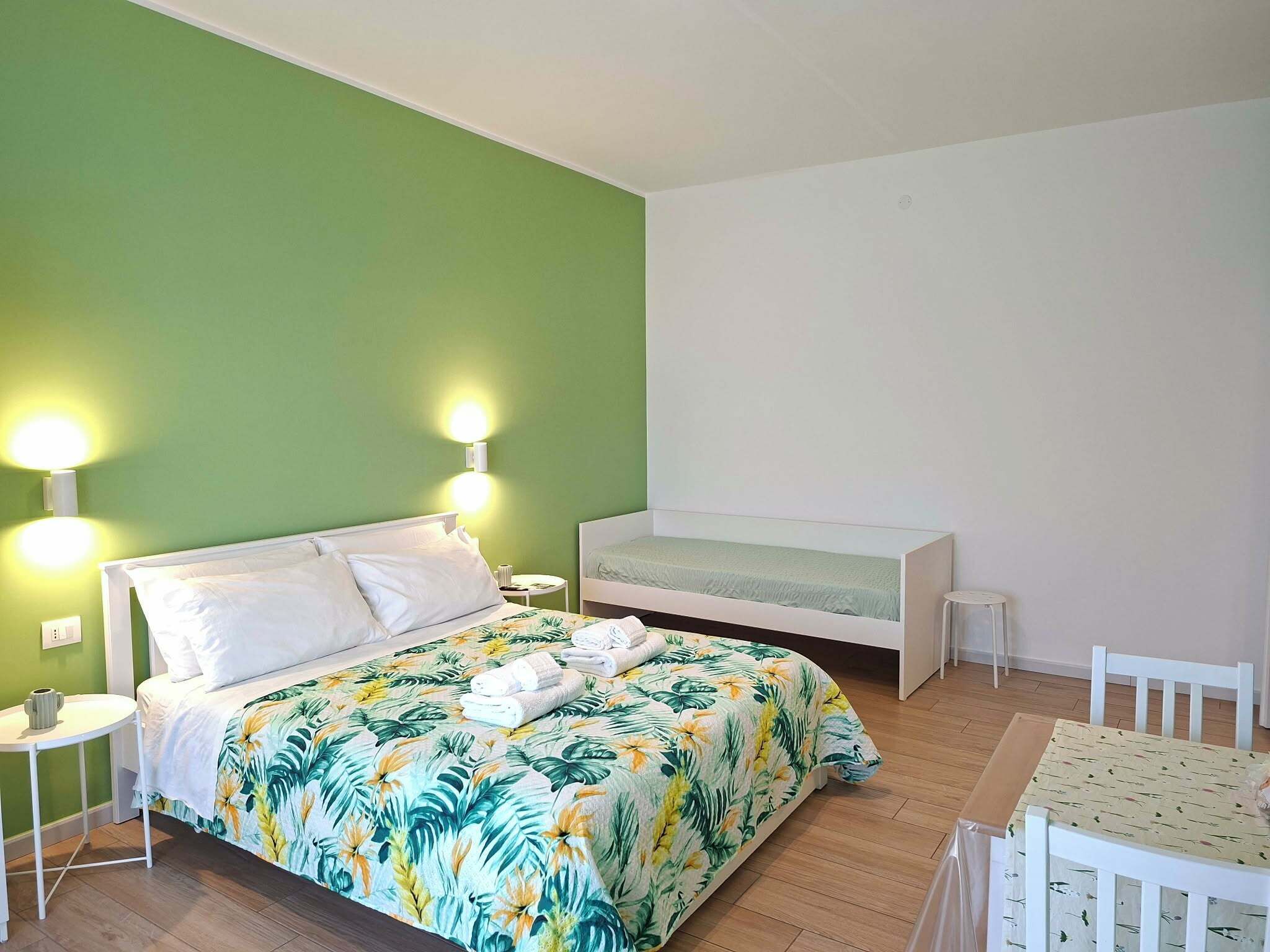 Studio, balkon, pemandangan taman | Setrika/meja setrika, tempat tidur bayi gratis, dan Wi-Fi gratis