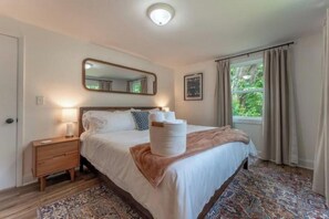 3 bedrooms, internet, bed sheets - Portage Lakes Getaway w/ Hot Tub & Game Room (Barberton)