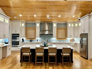 Een magnetron, een oven, een kookplaat, een vaatwasser