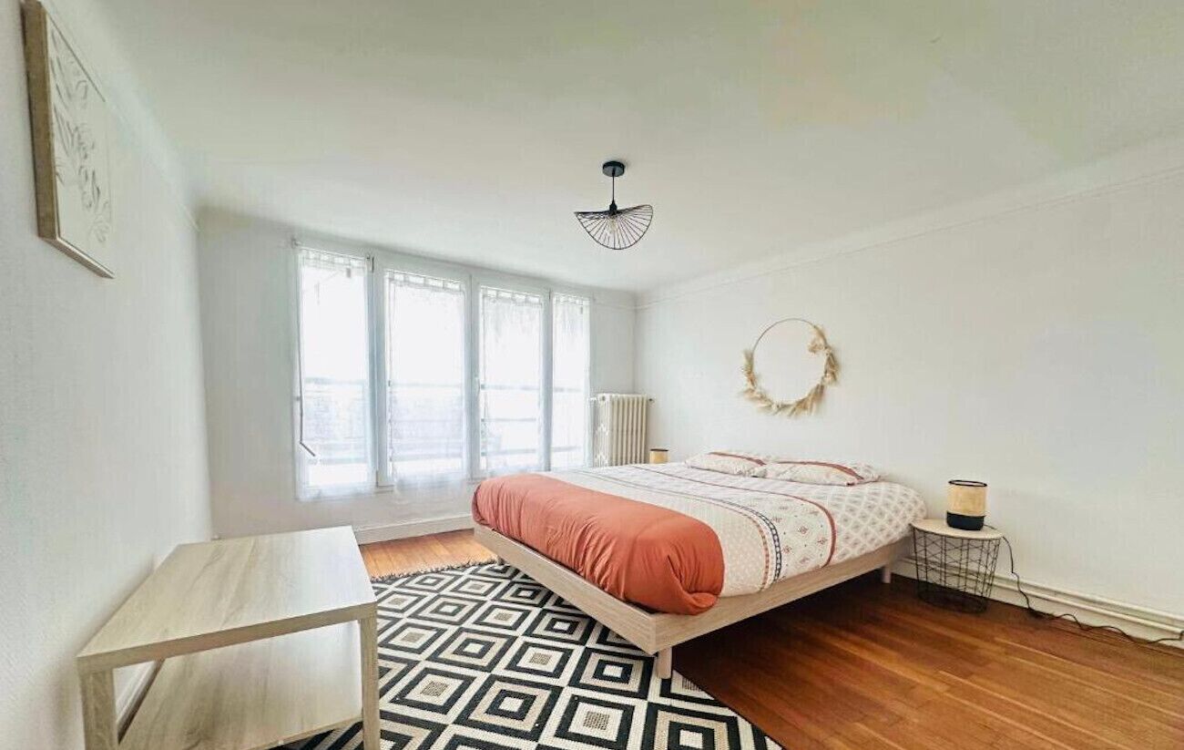 Tabla de planchar con plancha, wifi gratis y ropa de cama 