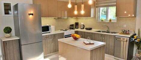 Frigorífico, microondas, horno y placa de cocina