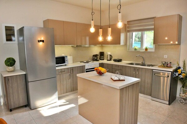 ثلاجة، ميكروويف، فرن، موقد طهي مسطح