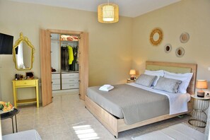 2 habitaciones, tabla de planchar con plancha y cuna de viaje 