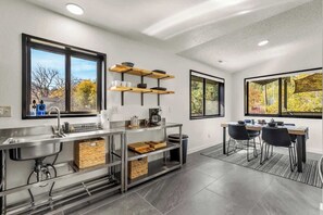 Kjøleskap, ovn, kokeplater og kaffetrakter/tekoker