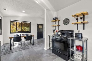 Kjøleskap, ovn, kokeplater og kaffetrakter/tekoker