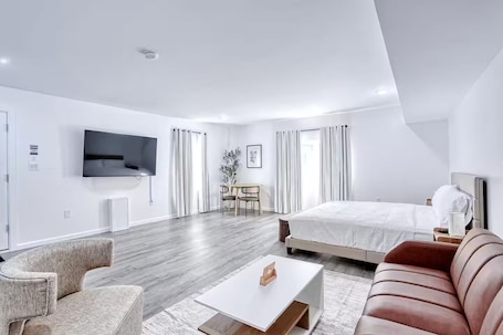 1 bedroom, iron/ironing board, WiFi, bed sheets. Lake House King Suite near NYC/EWR/MetLife 10 min!