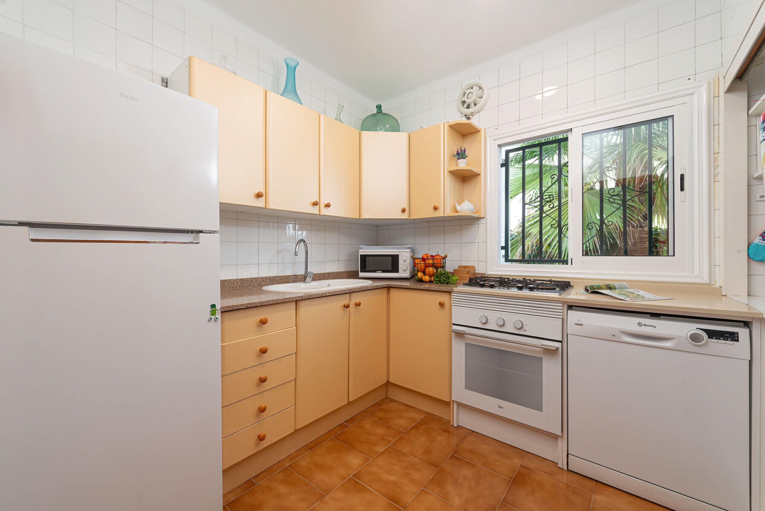 Kühlschrank, Mikrowelle, Ofen, Geschirrspüler