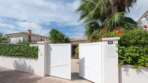 A gated entrance with a mailbox marked '46' and a white fence. - Yourhouse Mon Repos 1 (Alcúdia)