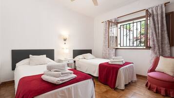 3 dormitoris, planxa i posts de planxar i un bressol de viatge