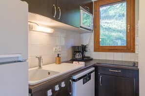 Refrigerador, microondas, lavavajillas y cafetera y tetera 