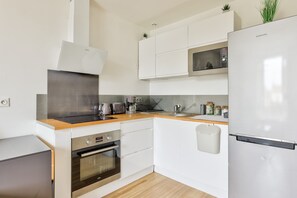 Réfrigérateur, micro-ondes, four, cafetiÚre/bouilloire