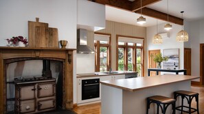 Kylskåp, mikrovågsugn, spishäll och diskmaskin