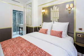 Appartement, uitzicht op de binnenplaats | Hypoallergeen beddengoed, pillowtop-bedden, een kluis op de kamer