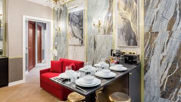 Appartement, vue cour intérieure | Cuisine privée | Réfrigérateur, micro-ondes, four, plaque de cuisson