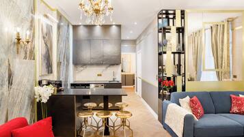 Appartement, vue cour intérieure | Cuisine privée | Réfrigérateur, micro-ondes, four, plaque de cuisson