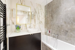 Appartement, vue sur la cour intérieure | Salle de bain | Douche cascade, articles de toilette écologiques, séchoir à cheveux