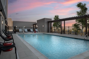 Seasonal outdoor pool - Tru By Hilton Concord Charlotte (Concord)
