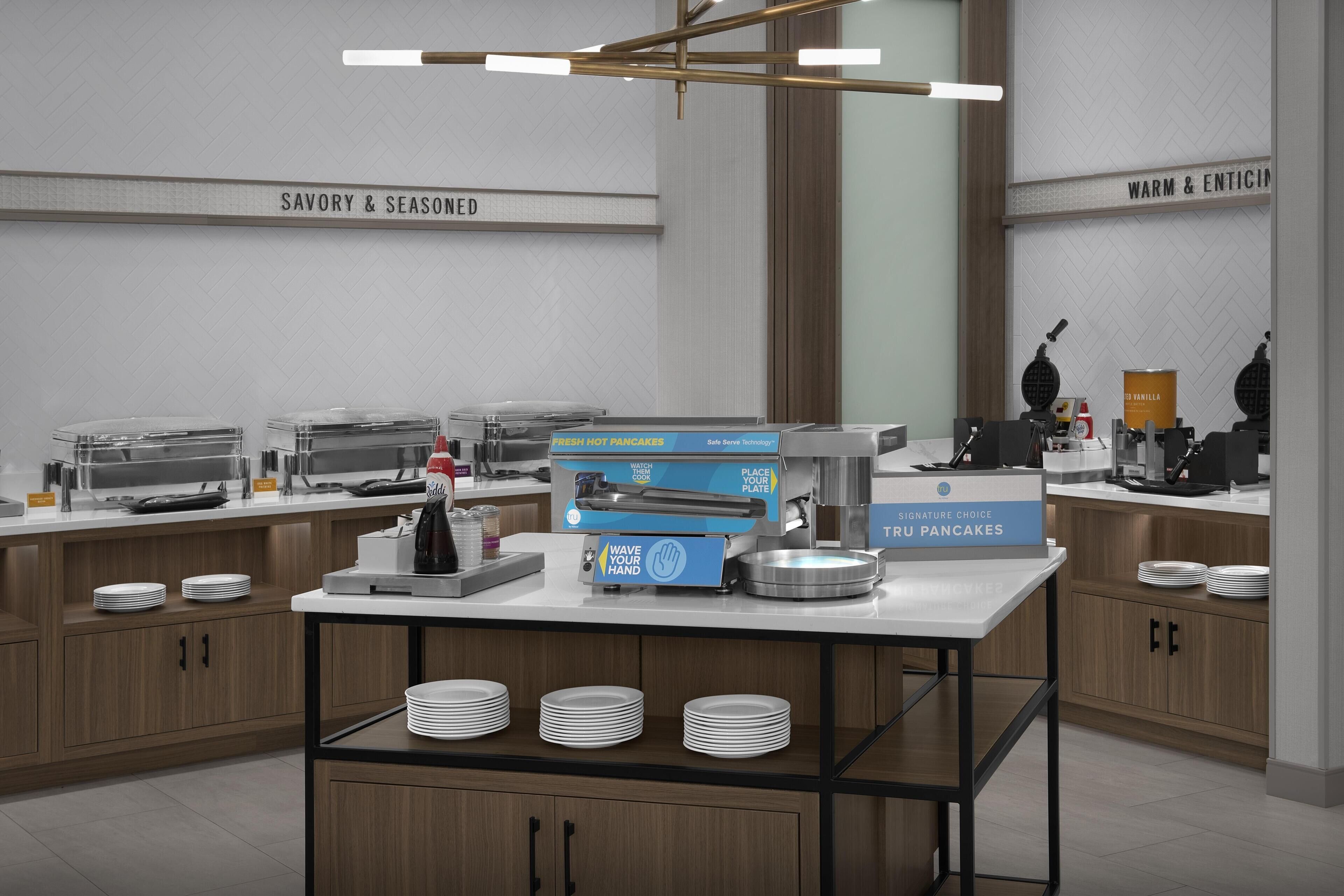 Un espace moderne dédié au petit-déjeuner, avec un système de libre-service proposant notamment des crêpes chaudes et fraîches, ainsi qu’un plat signature.