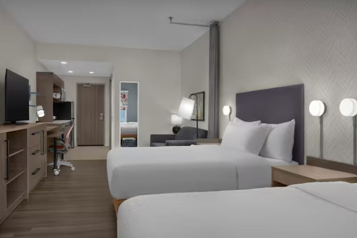 2 Queen Beds Studio Suite