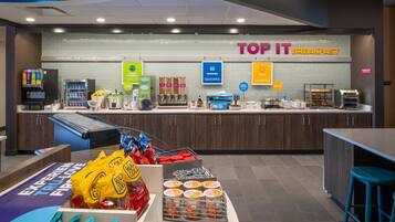 بوفيه فطور مجانًا يوميًا