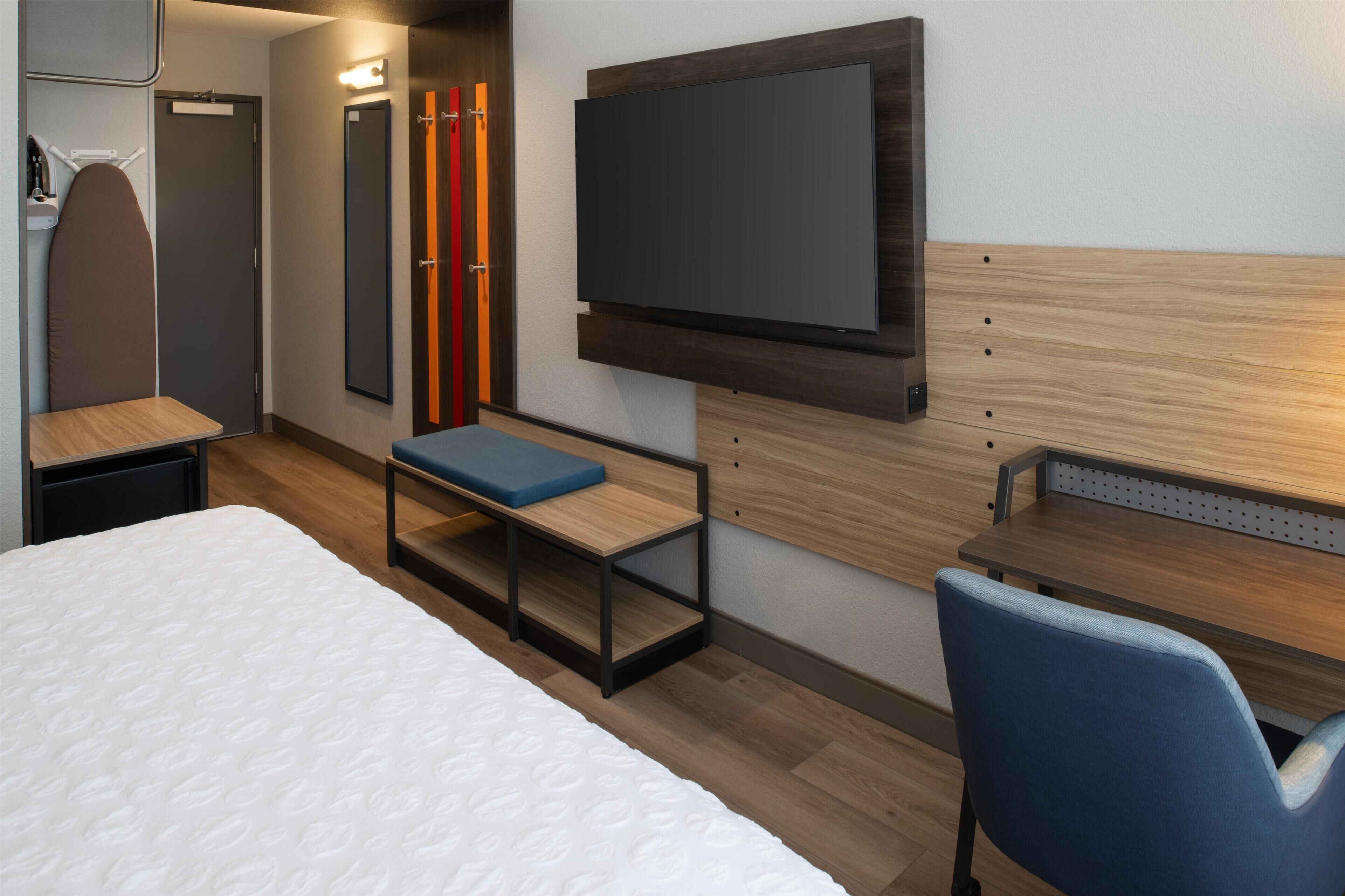 Room, 1 King Bed | Iron/ironing board, WiFi (free), bed sheets