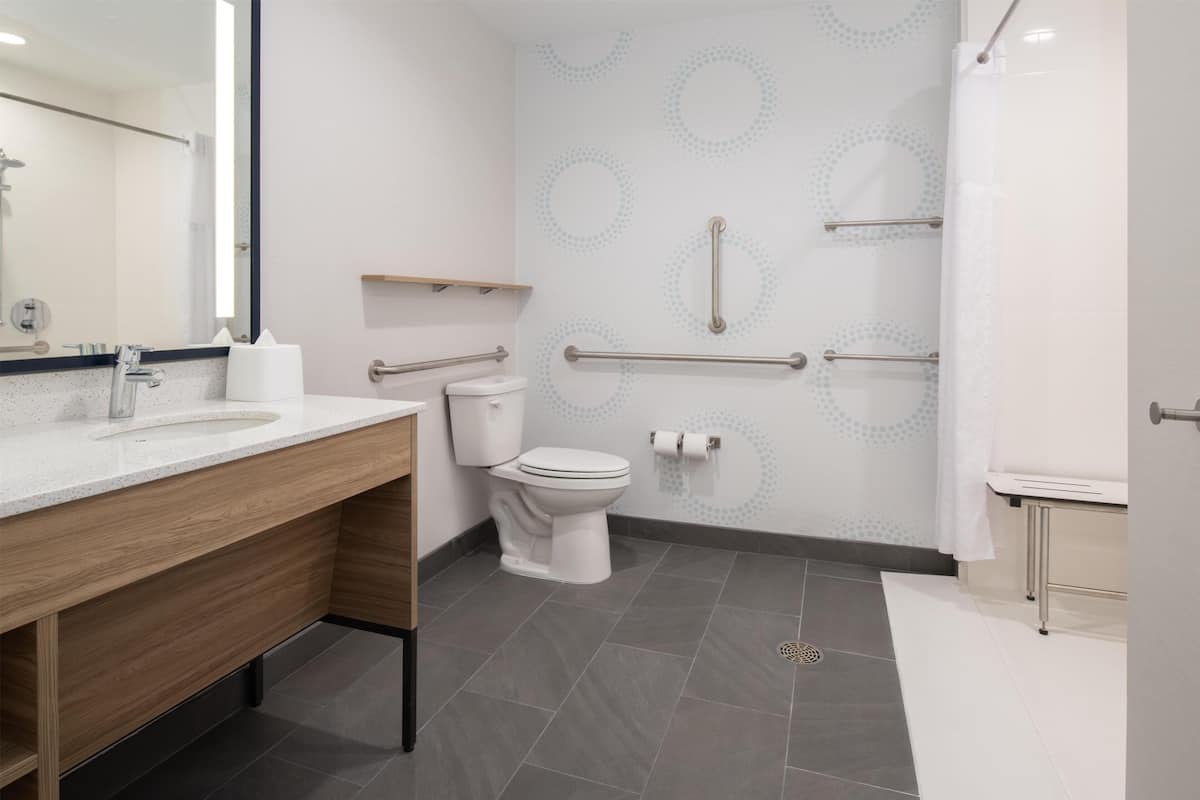 Kamer, 1 kingsize bed (Mobility & Hearing, Roll-In Shower) | Badkamer | Gratis toiletartikelen, een haardroger, handdoeken