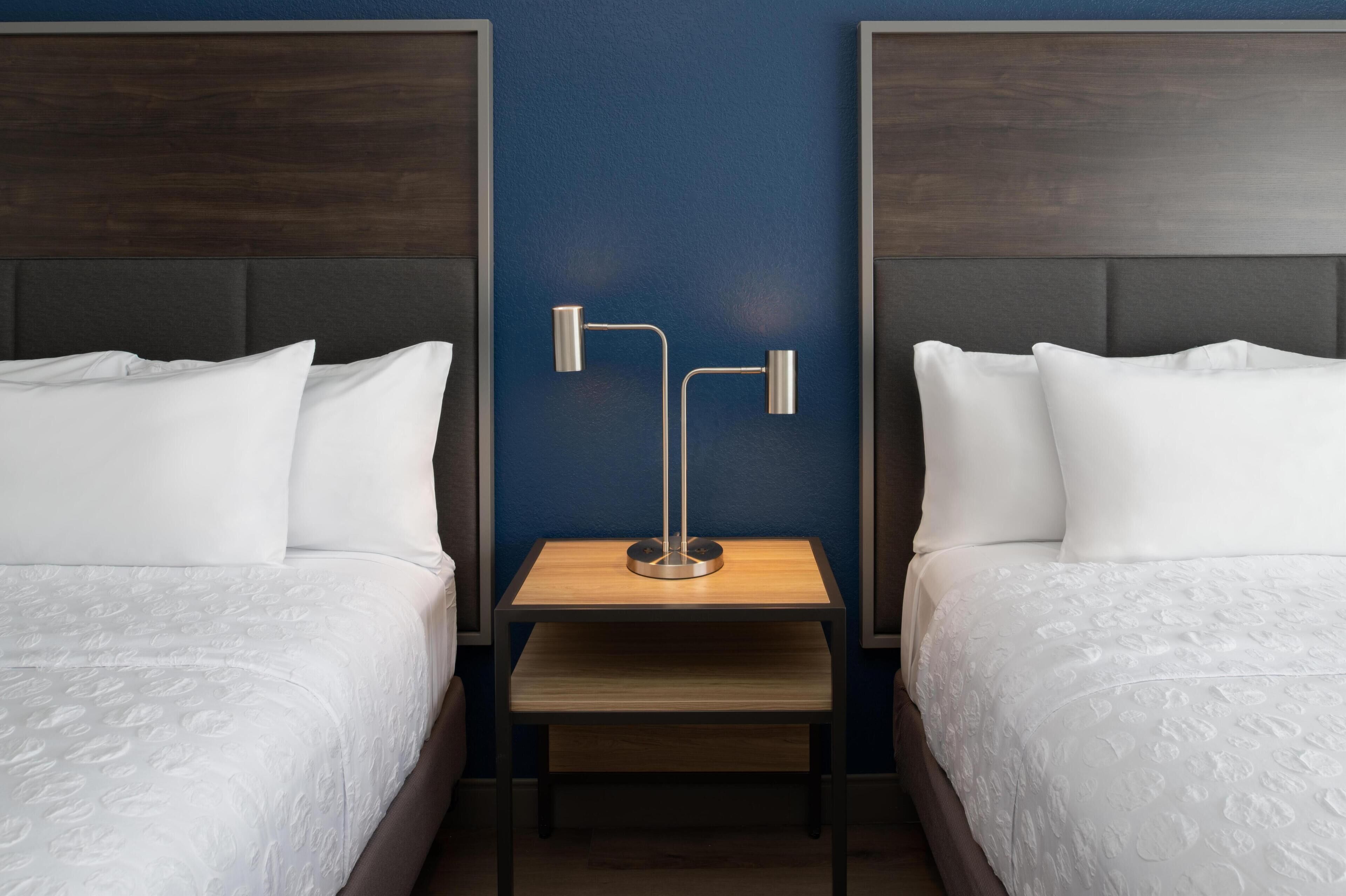 Habitación, 2 camas de matrimonio | Tabla de planchar con plancha, wifi gratis, ropa de cama