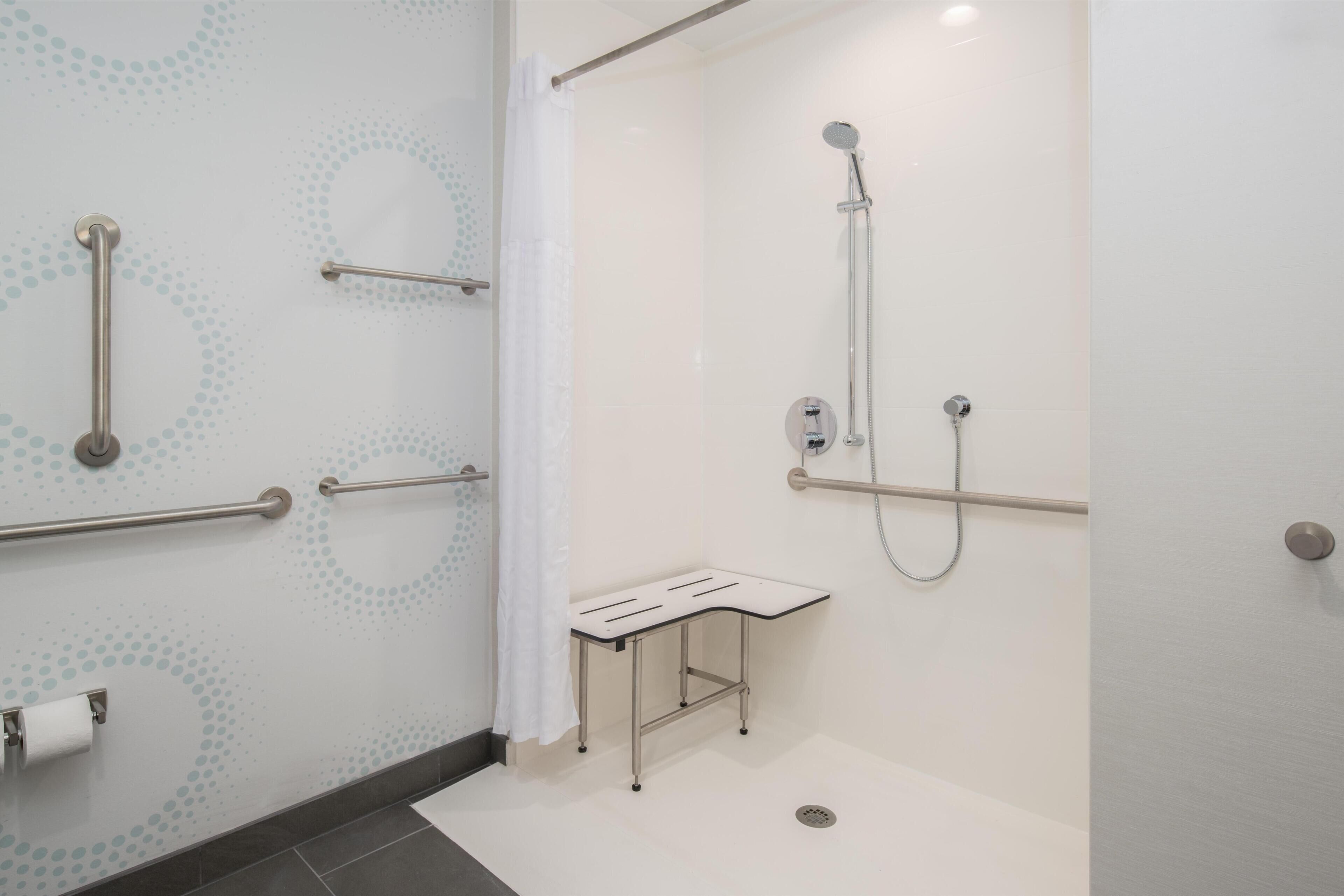 客房, 1 張特大雙人床 (Mobility & Hearing, Roll-In Shower) | 浴室淋浴間