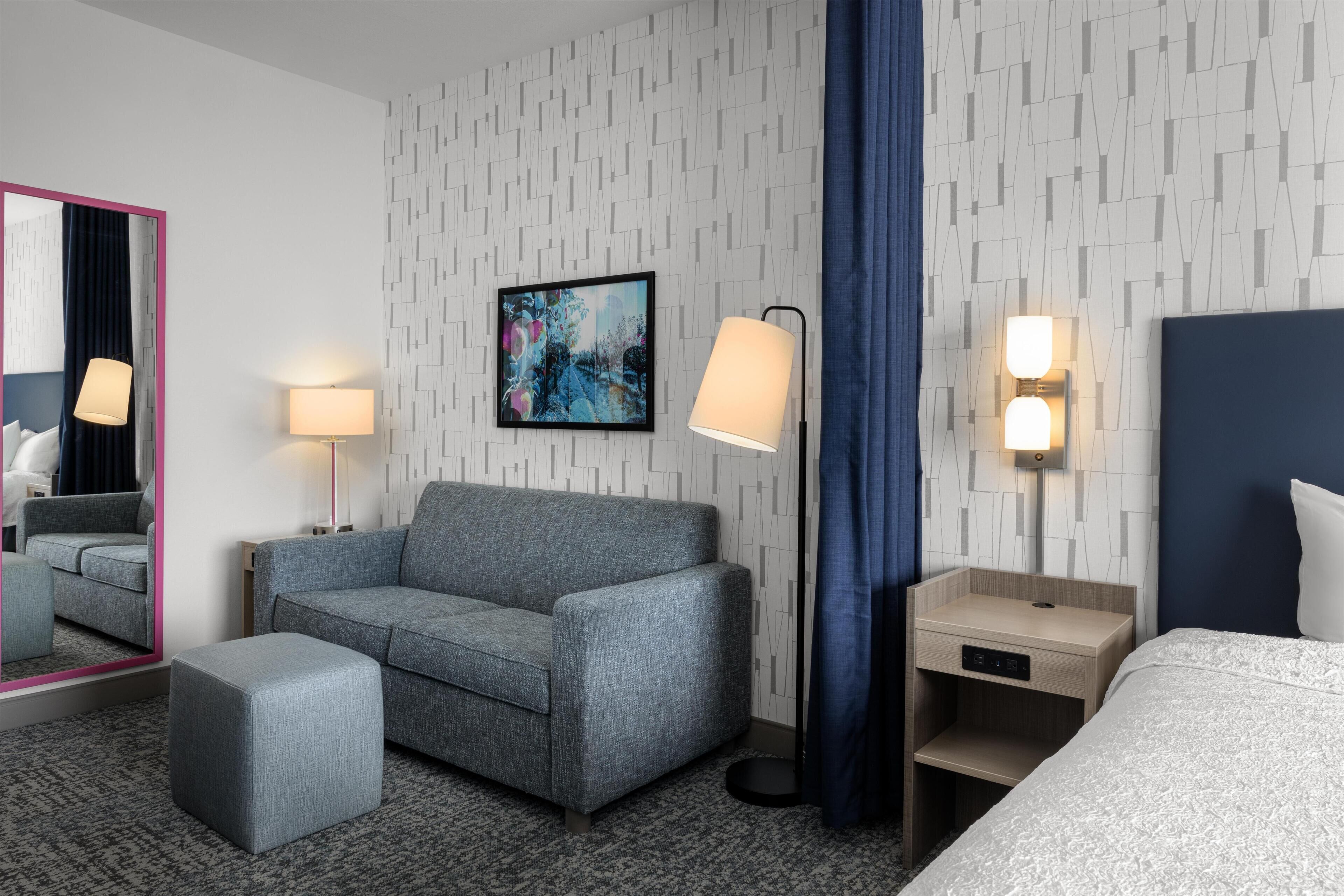 Studio Suite, 1 King Bed | Living area