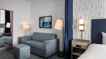 Studio Suite, 1 King Bed | Living area
