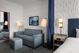 Studio Suite, 1 King Bed | Living area