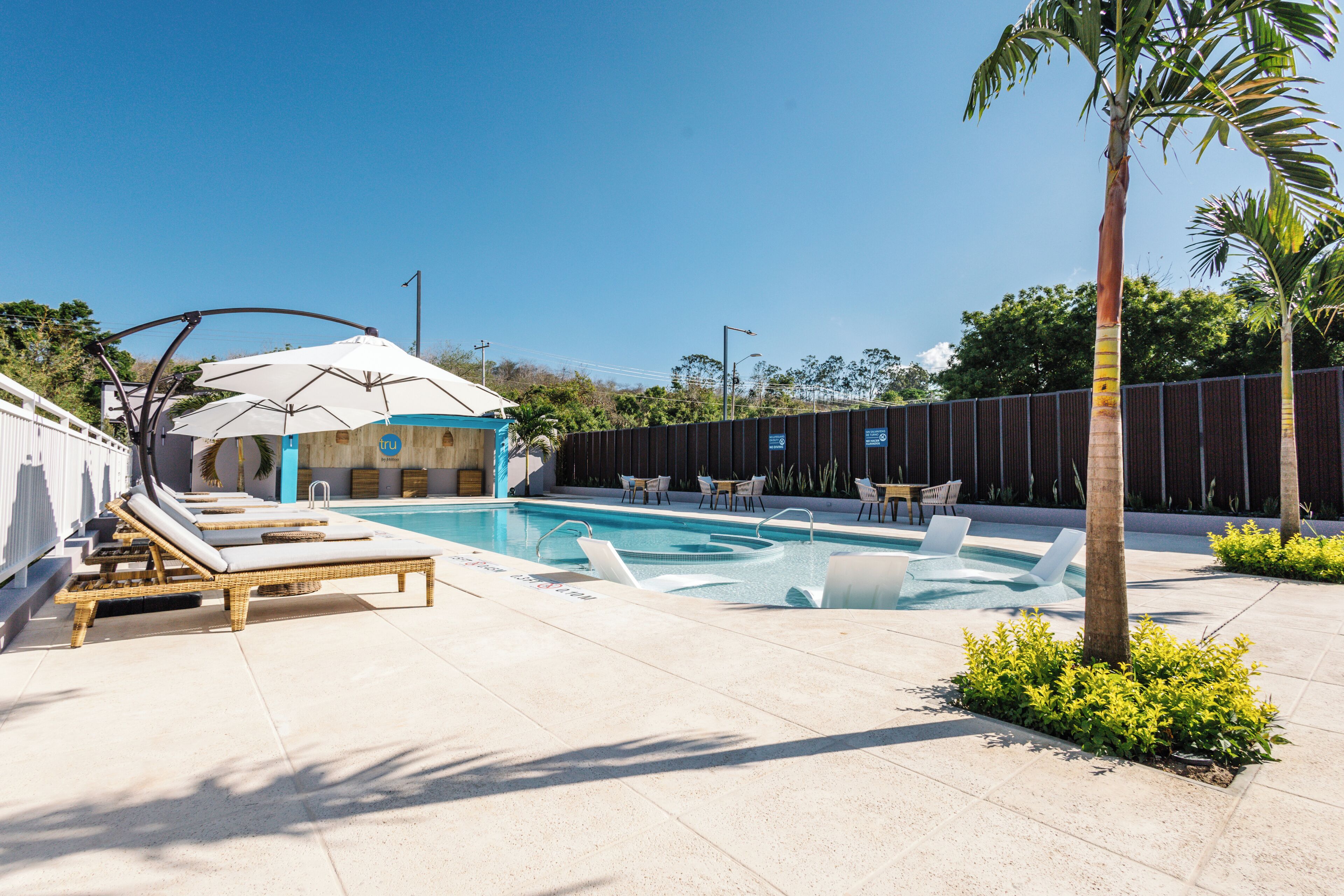 Una piscina al aire libre de temporada